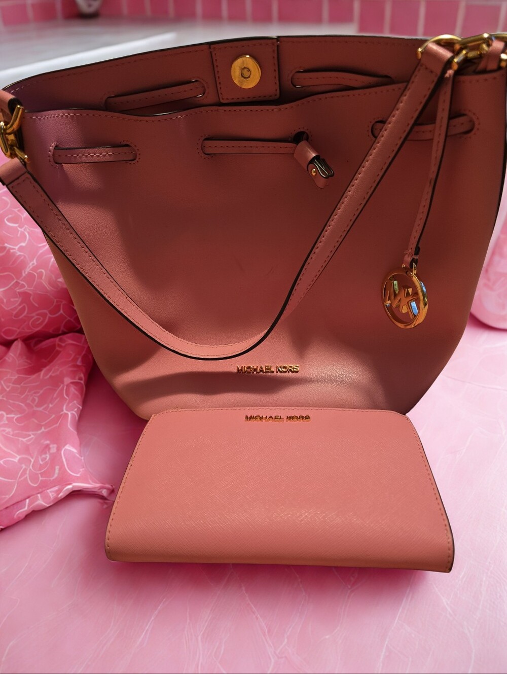 Michael Kors Jet Set Drawstring Tote & Matching Wallet – Blush Pink